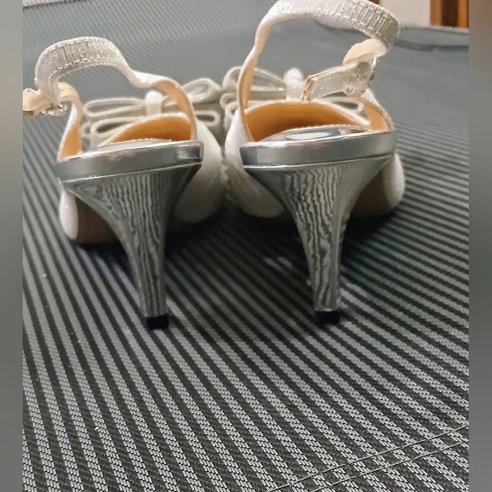 J. Renee SILVER Gabino Pointed Toe w/ BOW, Slingback Pumps *Sz 9.5* NEW, no Tags - Picture 14 of 16